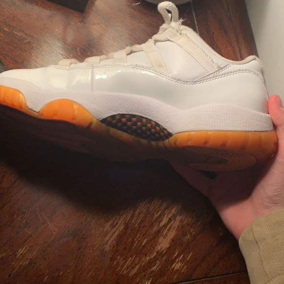 Women’s Jordan 11 Citrus - Picture 5 of 7